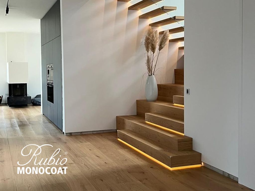 Rubio moderní interier dřevěná podlaha a schody